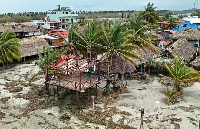 Cơn bão Erick khiến khu du lịch nổi tiếng ở Chacahua, Mexico tan hoang. Ảnh: Getty