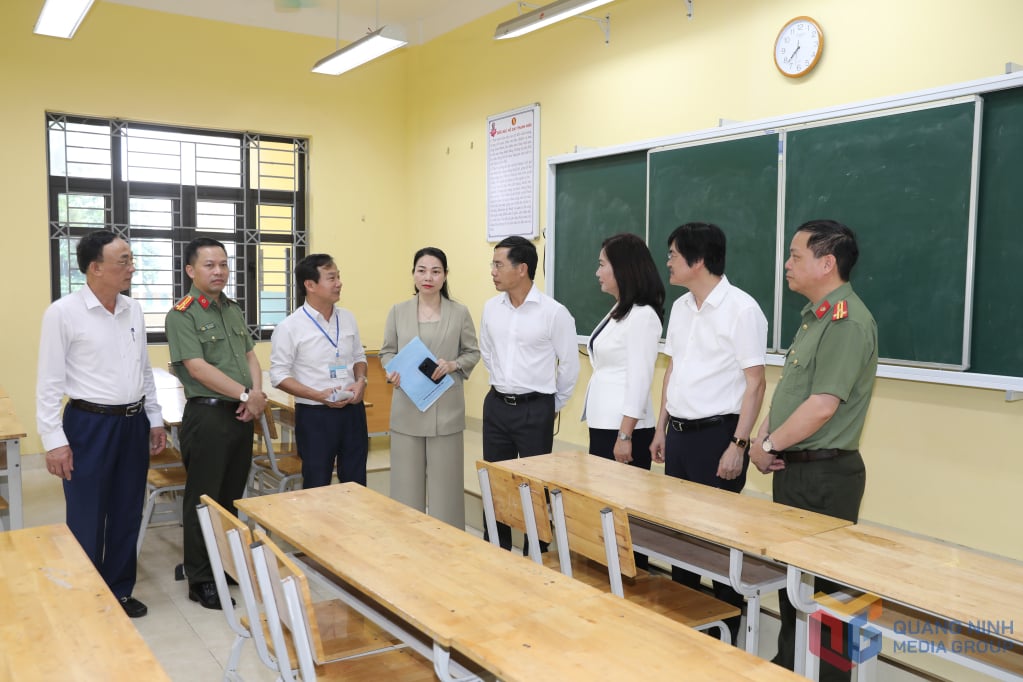 Đồng chí Chủ tịch UBND tỉnh kiểm tra công tác chuẩn bị cho kỳ thi tại điểm thi Trường THPT Cẩm Phả (TP Cẩm Phả). Ảnh: Đỗ Phương