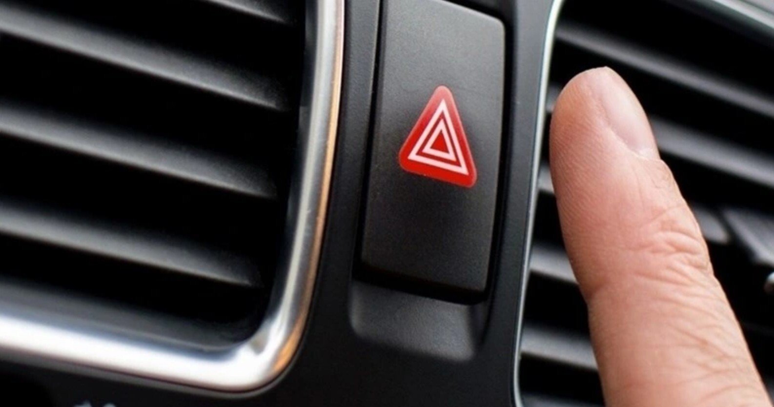 Đèn khẩn cấp trên ô tô (còn gọi là đèn cảnh báo nguy hiểm, đèn hazard, hay đèn ưu tiên tạm thời) là hệ thống đèn nháy cùng lúc cả đèn xi-nhan trái và phải để báo hiệu xe đang gặp tình huống khẩn cấp hoặc nguy hiểm cho phương tiện khác. (Ảnh minh họa: KT)