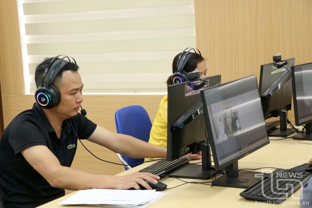 Người lao động trả lời phỏng vấn trực tuyến với nhà tuyển dụng tại Trung tâm Dịch vụ việc làm tỉnh.