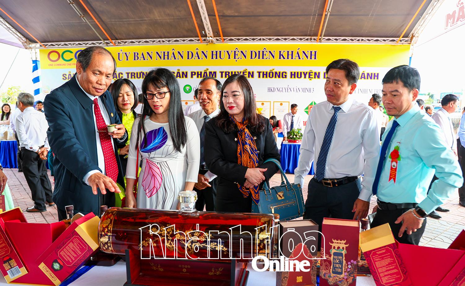 គណៈប្រតិភូបានទៅទស្សនាស្តង់ផលិតផល OCOP ក្នុងពិធីទទួលវិញ្ញាបនបត្រទទួលស្គាល់ស្រុក Dien Khanh សម្រេចបានស្តង់ដារជនបទថ្មីនៅដើមឆ្នាំ 2025។
