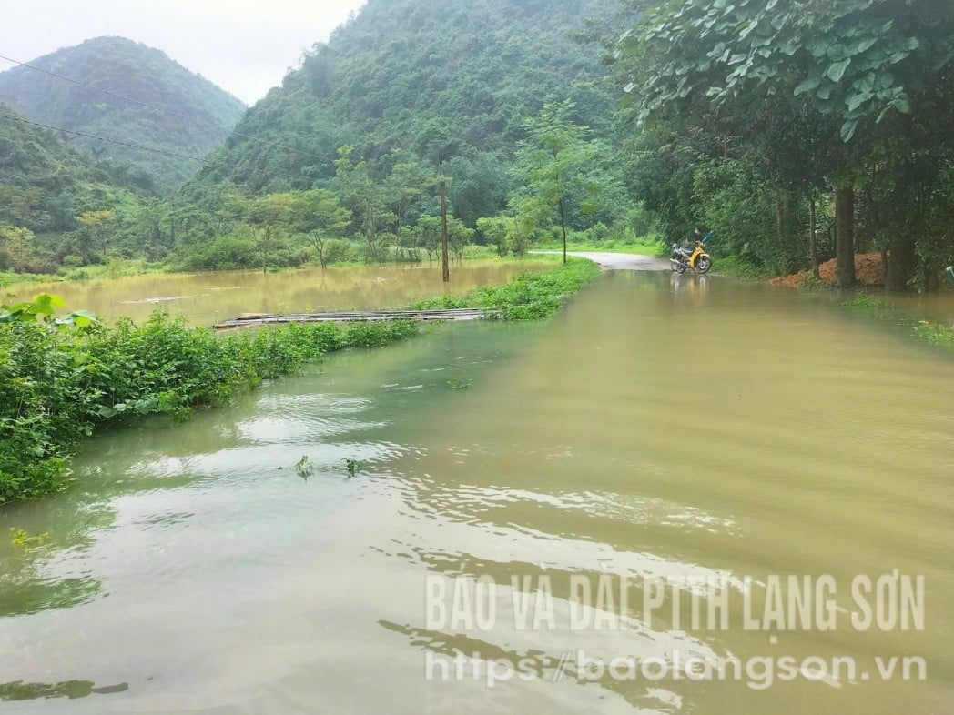 Mưa lớn khiến nhiều tuyến đường trên địa bàn huyện Bắc Sơn bị chia cắt