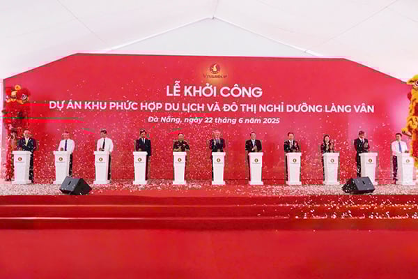Bấm nút khởi công dự án Khu phức hợp du lịch và đô thị nghỉ dưỡng Làng Vân có tổng mức đầu tư gần 44.000 tỷ đồng.