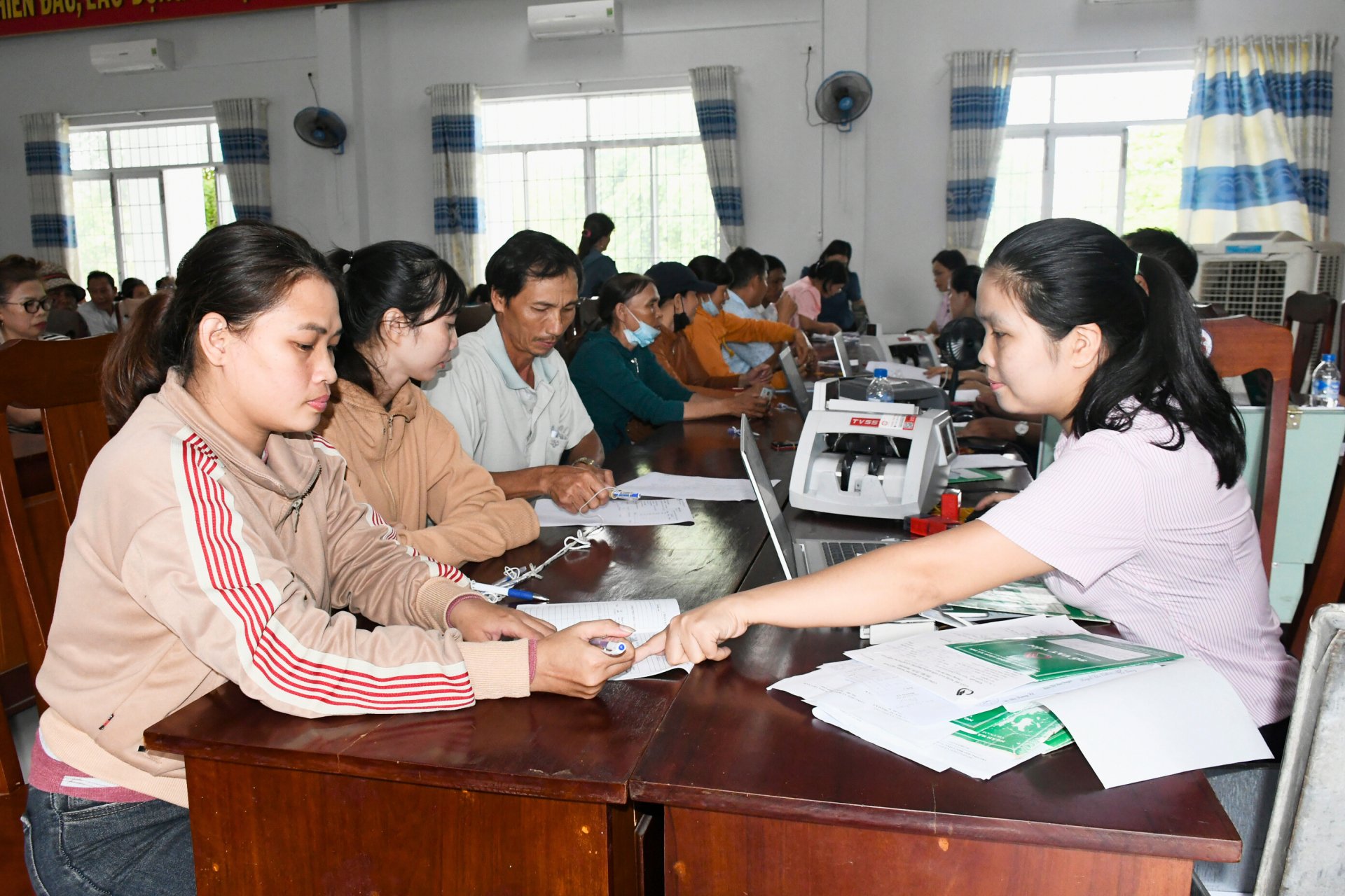 Disbursement of policy credit capital at the transaction point of Phu Thu town, Tay Hoa district. Photo: LE HAO