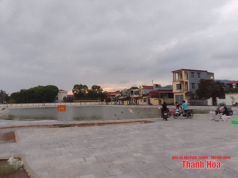 Hoang Hoa : Les gens veulent construire des barrières de protection au bord du lac profond