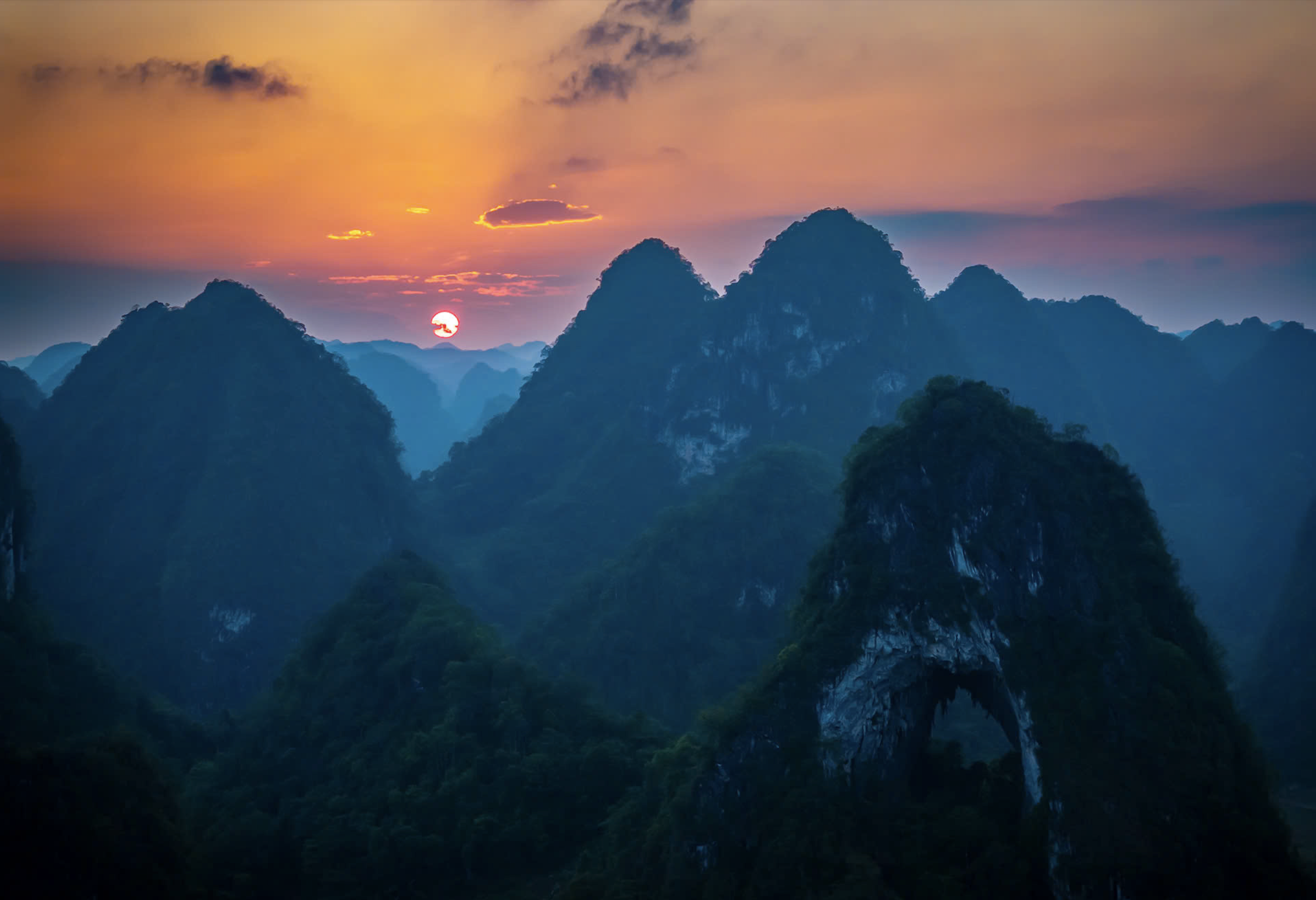 Vòng cung hang động kỳ vĩ ở Tú Làn
