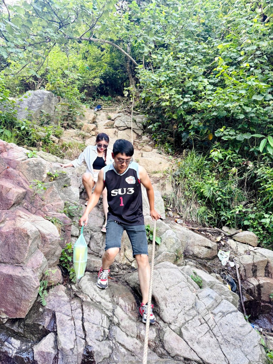 Khi lên bán đảo Sơn Trà, du khách phải đi bộ hơn 1km đường rừng với nhiều dốc cao dựng đứng và cây cối um tùm, rất khó di chuyển. Với những du khách nữ, đây sẽ là thử thách thực sự khó khăn nhưng cũng rất thú vị.