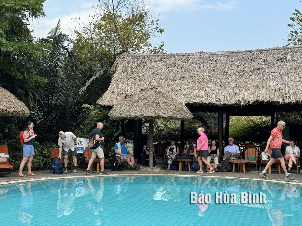 Toàn tỉnh Hòa Bình ước đón trên 3 triệu lượt khách du lịch - Ảnh 1.