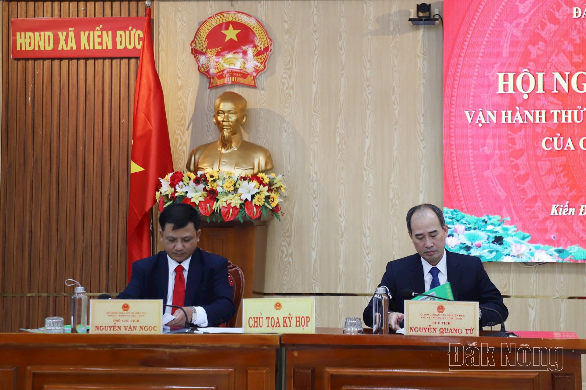 Chủ tọa kỳ họp gồm: Bí thư Đảng ủy, Chủ tịch HĐND xã Nguyễn Quang Tứ (bên phải) và UVBTV Đảng ủy, Phó Chủ tịch HĐND xã Nguyễn Văn Ngọc