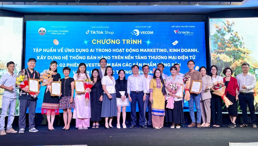 cac-chuong-trinh-ho-tro-dao-tao-tap-huan-da-gop-phan-dua-tmdt-cua-tinh-phat-trien-anh-vu-thao.jpg