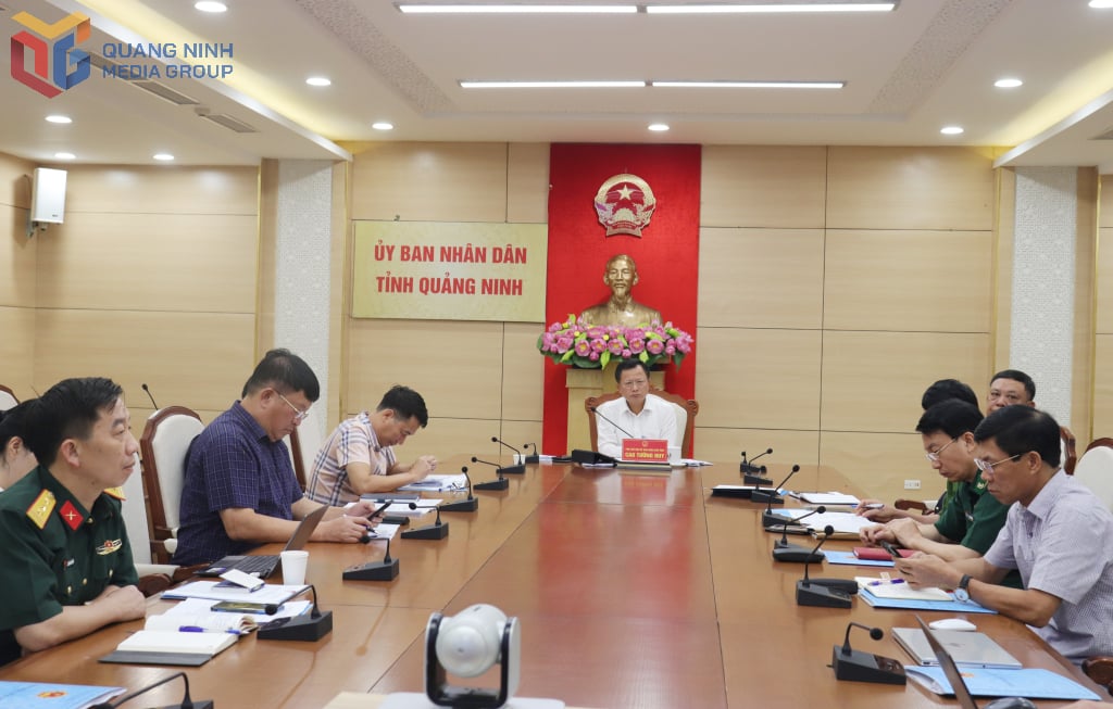 Delegierte, die an der Konferenz an der Quang Ninh-Brücke teilnehmen.