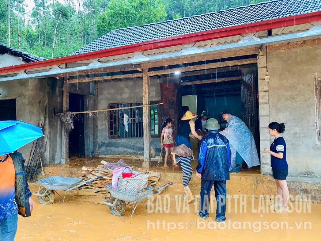 Lực lượng chức năng và người dân trên địa bàn huyện Bắc Sơn hỗ trợ di chuyển người và tài sản đến nơi an toàn