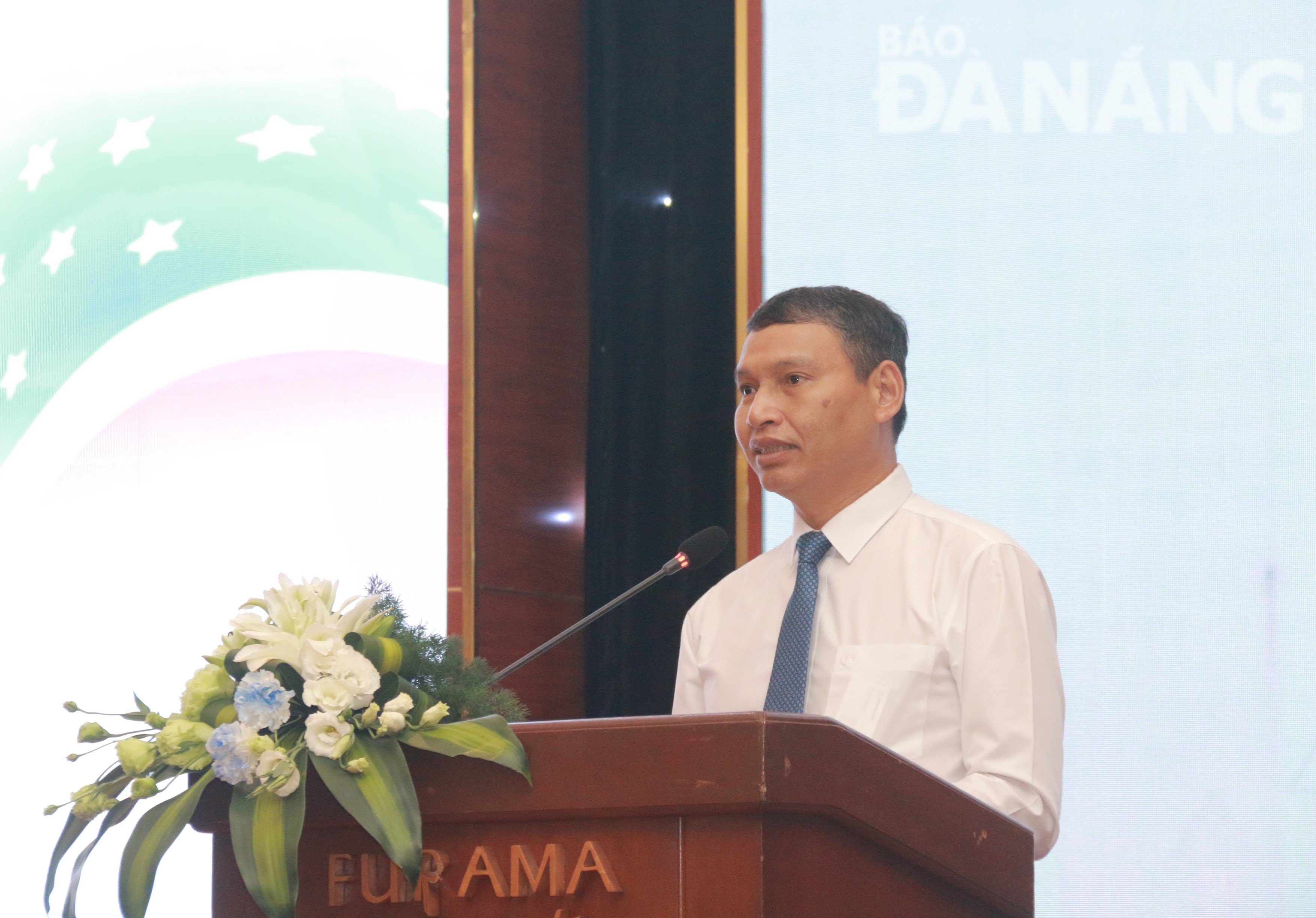 โฮ กี มินห์ รองประธานคณะกรรมการประชาชนประจำเมืองกล่าวสุนทรพจน์ในการประชุม ภาพ: M.QUE