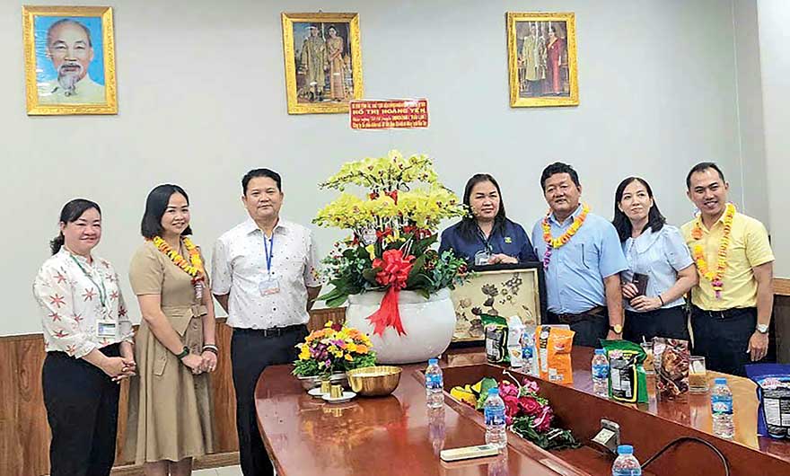 Los líderes de la Junta de Administración del Parque Industrial de la Provincia de Ben Tre visitaron, alentaron y entregaron obsequios a las empresas del Parque Industrial de Ben Tre.
