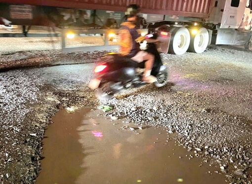 La carretera a lo largo del Canal Occidental que se cruza con la Ruta Provincial 825 está dañada y degradada.