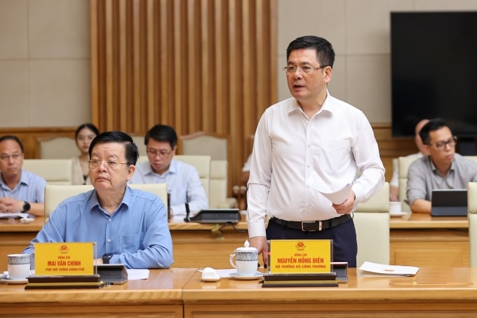 Deputy Minister of Industry and Trade Nguyen Hong Dien speaks at the conference on June 23. Photo: VGP