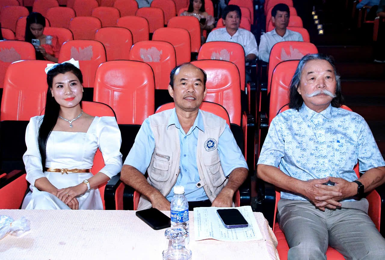 Các đại biểu tham dự chương trình giới thiệu tác phẩm mới.