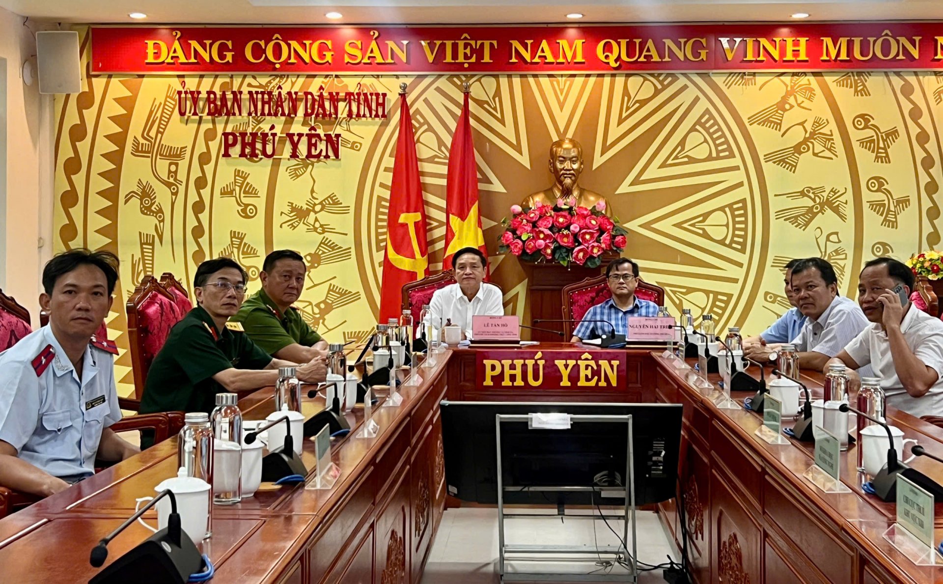 Đồng chí Lê Tấn Hổ, Phó Chủ tịch thường trực UBND tỉnh chủ trì hội nghị ở điểm cầu UBND tỉnh. Ảnh: VÕ PHÊ
