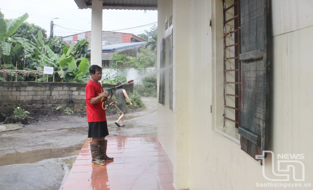 Người dân tranh thủ vệ sinh, dọn dẹp nhà cửa và khu vực công cộng sau khi nước lũ rút.