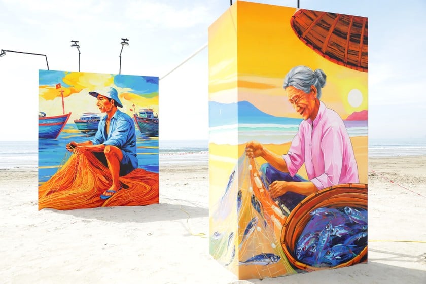 "Vườn bích họa" là không gian nghệ thuật ngoài trời nơi hội họa và sắp đặt giao thoa, khắc họa sống động nhịp sống thường ngày của làng biển mộc mạc mà sâu lắng.