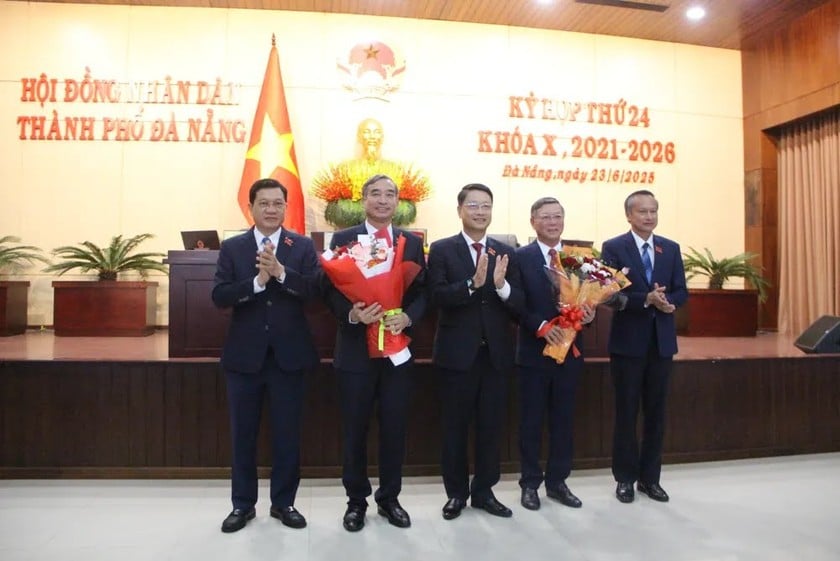 HĐND TP Đà Nẵng tặng hoa cho ông Lê Trung Chinh và Lê Văn Trung.