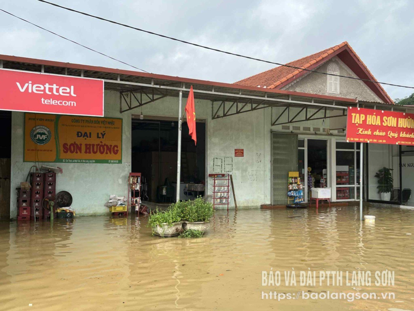 Nước tràn vào nhà các hộ dân, cửa hàng tạp hóa ở xã Nhật Tiến, huyện Hữu Lũng