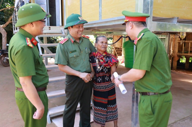 The delegation handed over the house to Ms. Ho Thi Tham.