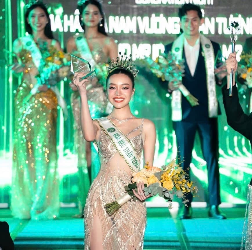 Hoa hậu Hoàn vũ và 7 hoa hậu đăng quang khi mặc váy của một nhà thiết kế - 9