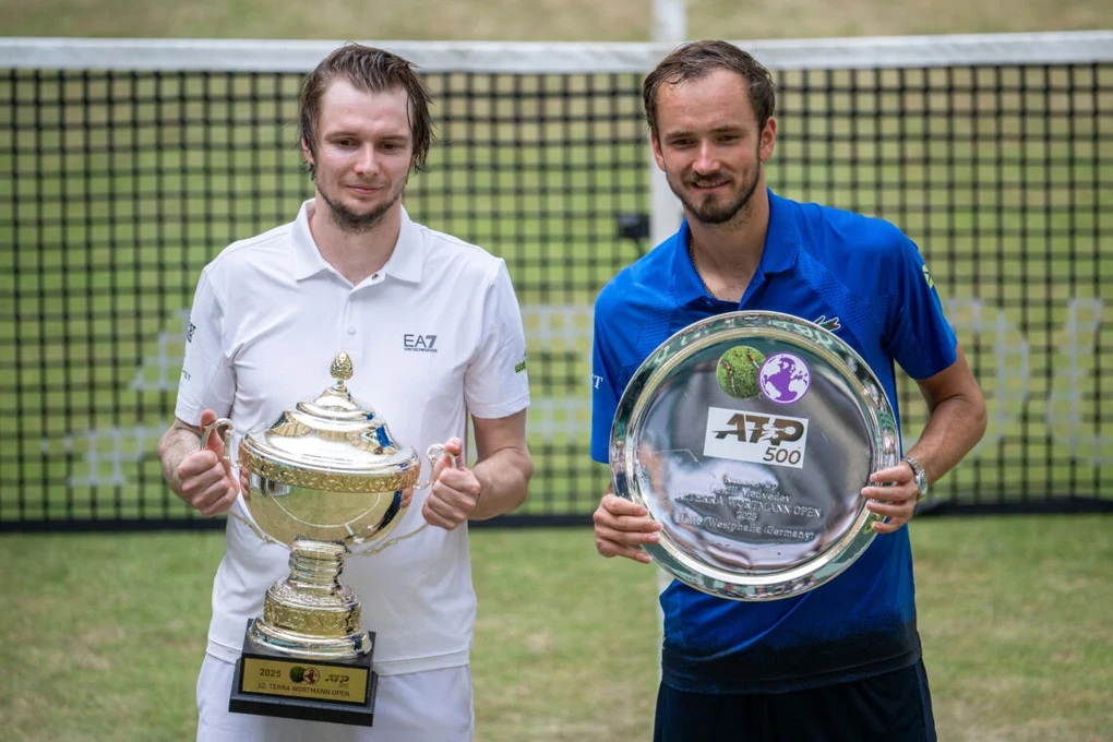 Alcaraz lên ngôi ở Queen’s Club, Bublik vô địch Halle Open - 3