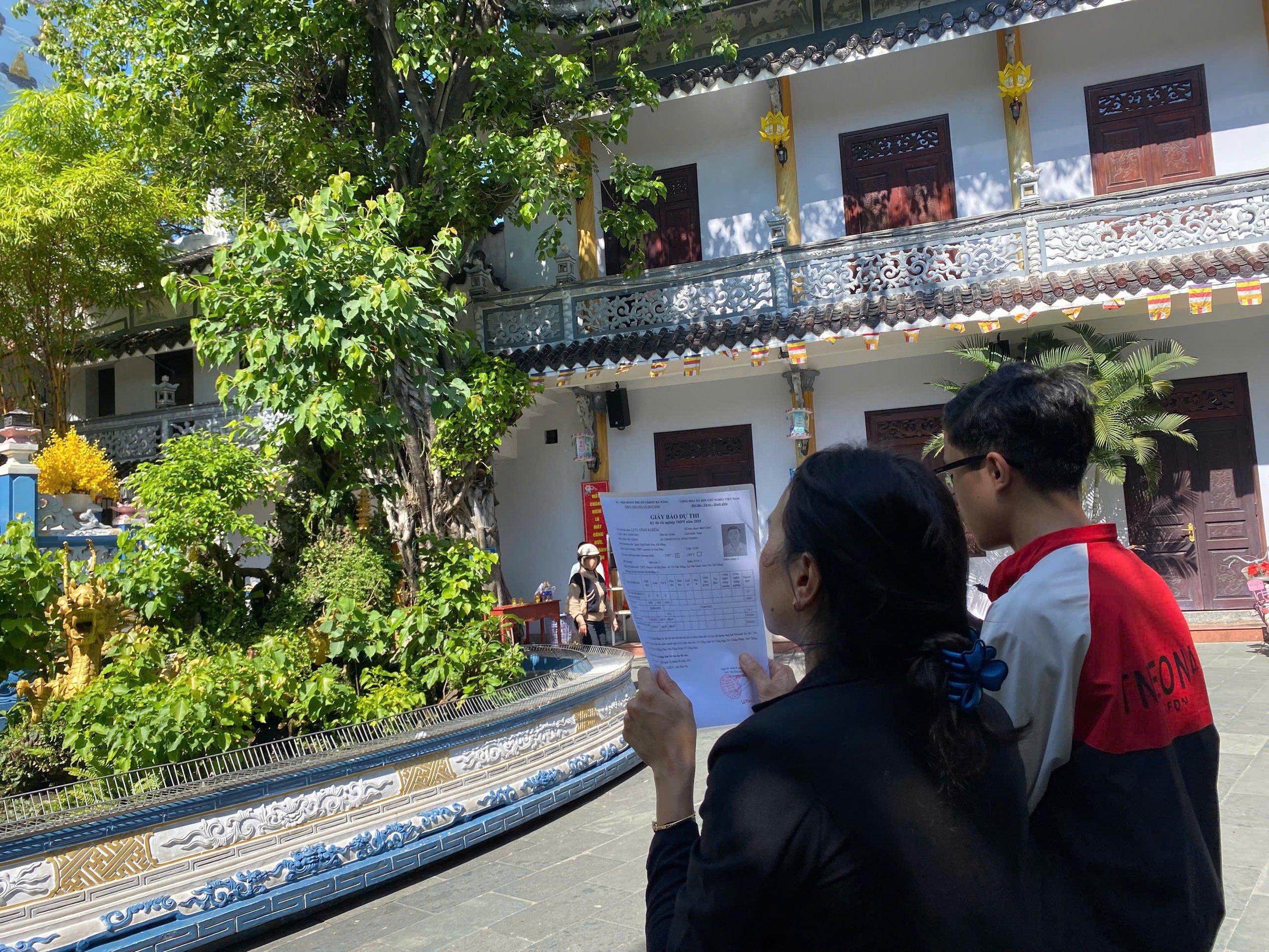 Sĩ tử miền Trung lên chùa cầu may trước kỳ thi tốt nghiệp THPT 2025 - Ảnh 3.