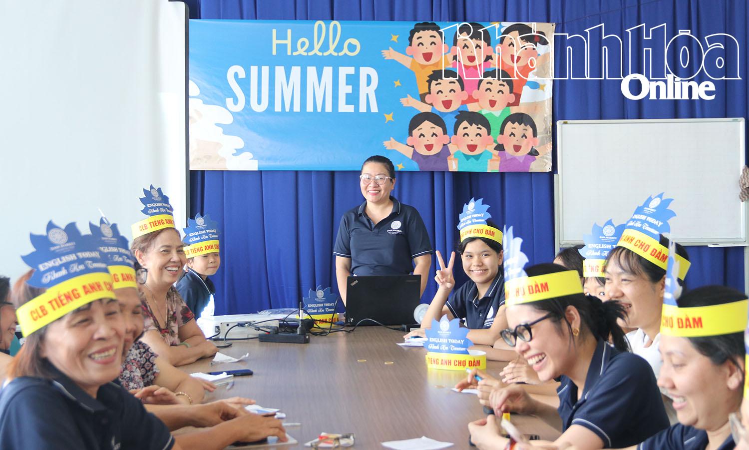 Các tiết học do bà Trang phụ trách luôn sinh động với nhiều hoạt động tương tác, tạo không khí hứng khởi và thân thiện cho người học.