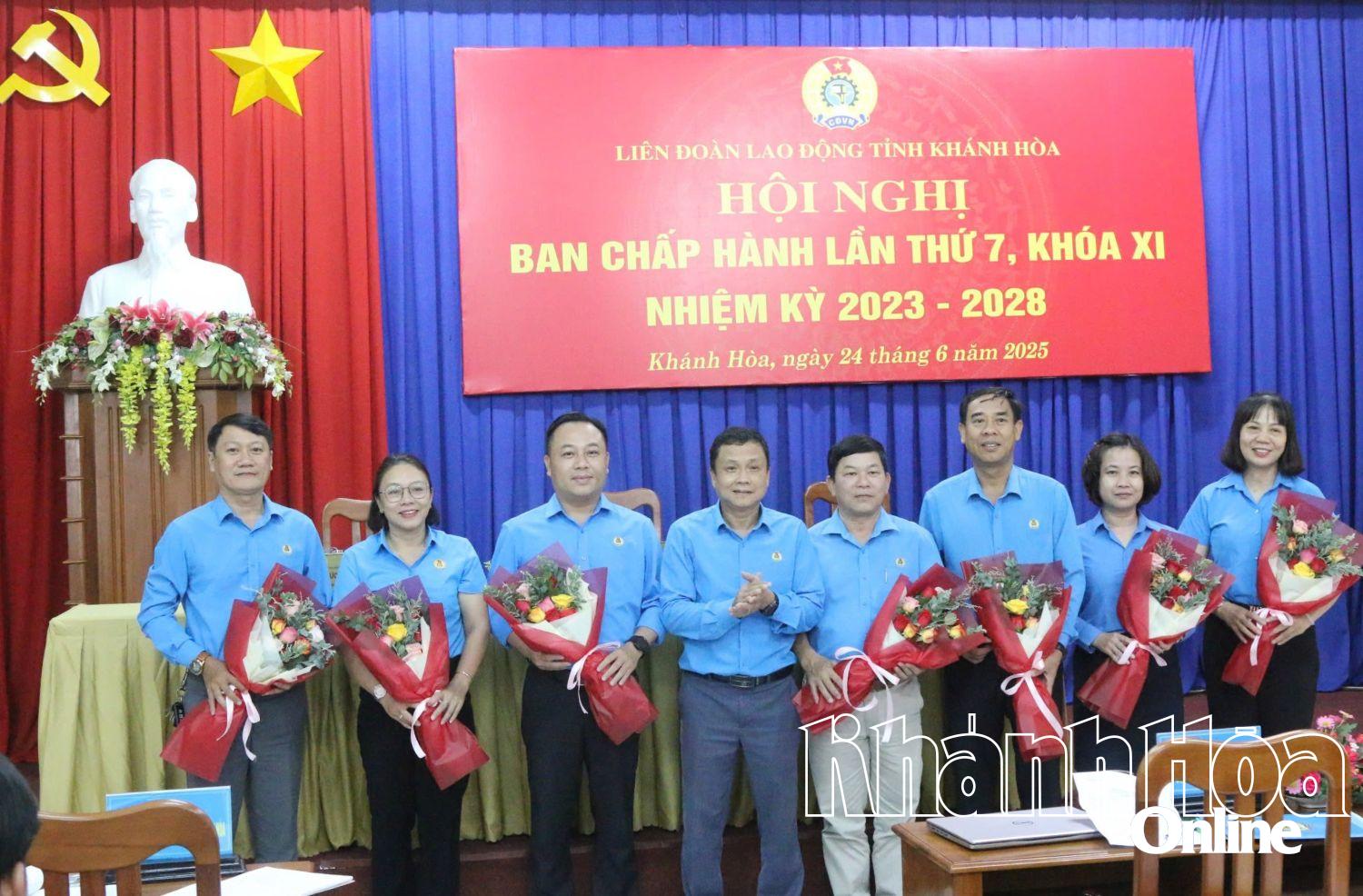 ថ្នាក់ដឹកនាំសហព័ន្ធការងារខេត្ត ជូនកម្រងផ្កាថ្លែងអំណរគុណដល់មន្ត្រីសហជីព ដែលបានឈប់ចូលរួមក្នុងគណៈកម្មាធិការប្រតិបត្តិ និងអធិការកិច្ចនៃសហព័ន្ធការងារខេត្តអាណត្តិទី XI ឆ្នាំ២០២៣-២០២៨។