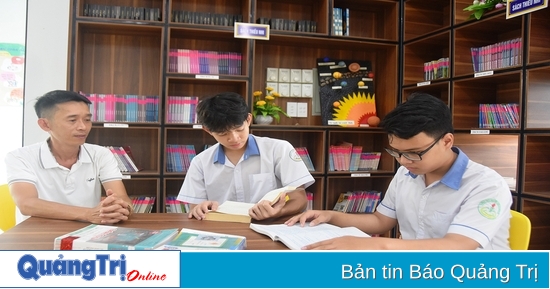 Hai nam sinh cùng lúc đỗ vào 3 trường chuyên