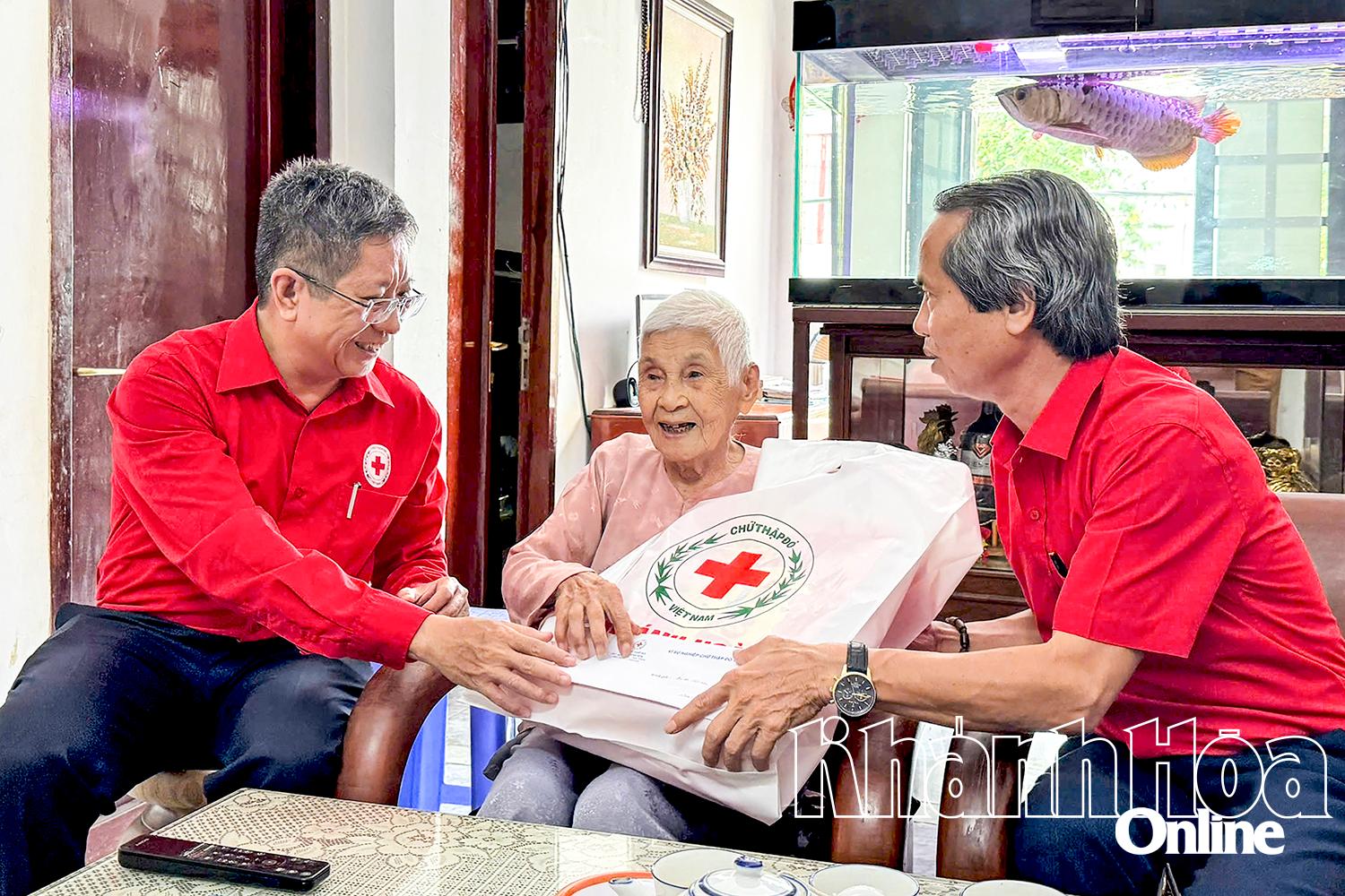 Leaders of the Provincial Red Cross Society visited and presented gifts to a policy family in Nha Trang City.