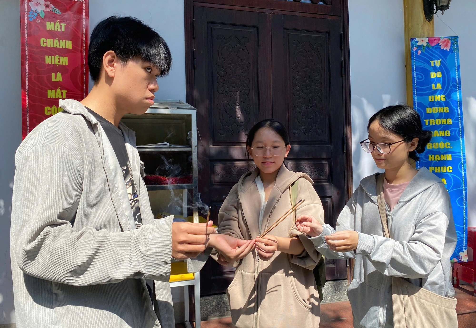 Sĩ tử miền Trung lên chùa cầu may trước kỳ thi tốt nghiệp THPT 2025 - Ảnh 1.