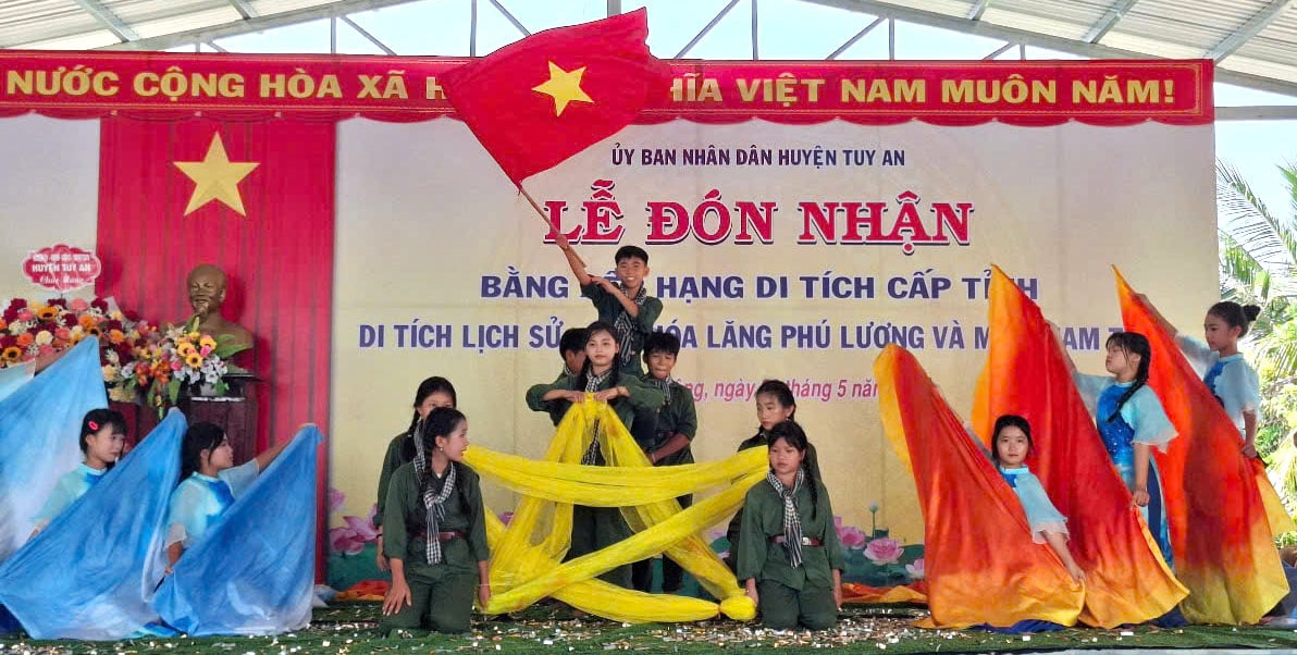 Văn nghệ chào mừng đón nhận bằng xếp hạng di tích lịch sử - văn hóa cấp tỉnh lăng Phú Lương và mếu Tam Tòa (xã An Ninh Đông). Ảnh MẠNH HOÀI NAM