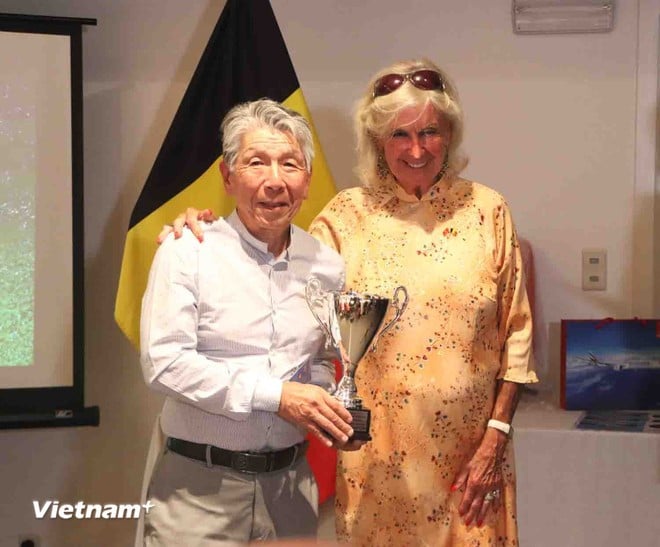 Bà Chris Geyskens, Chủ tịch Chi nhánh Bỉ của Hội quốc tế nạn nhân chất độc da cam Việt Nam - Hội An, trao giải thưởng cho golf thủ xuất sắc. (Ảnh: Hương Giang/Vietnam+)