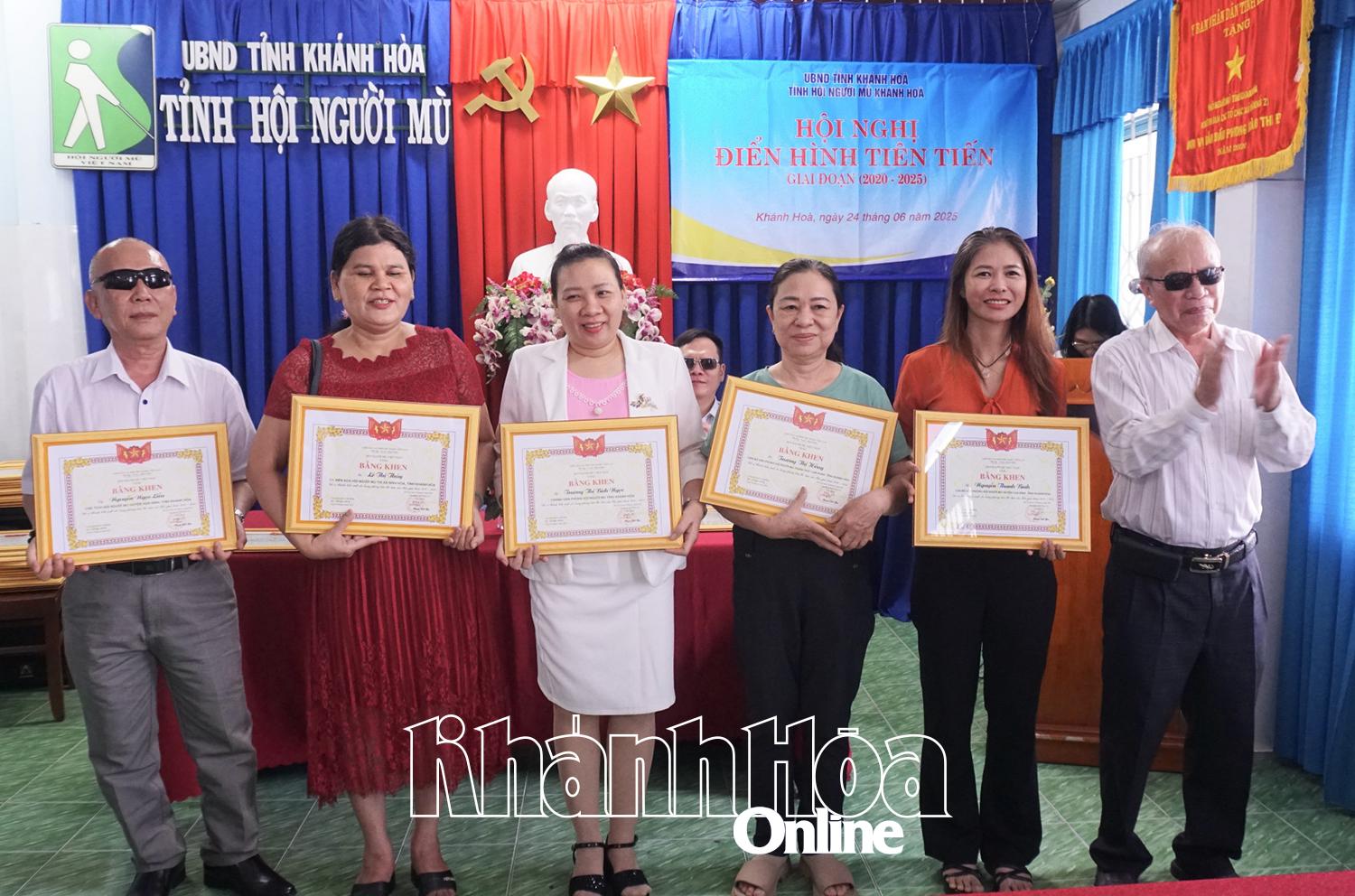 The Provincial Association of the Blind awarded certificates of merit to groups and individuals.