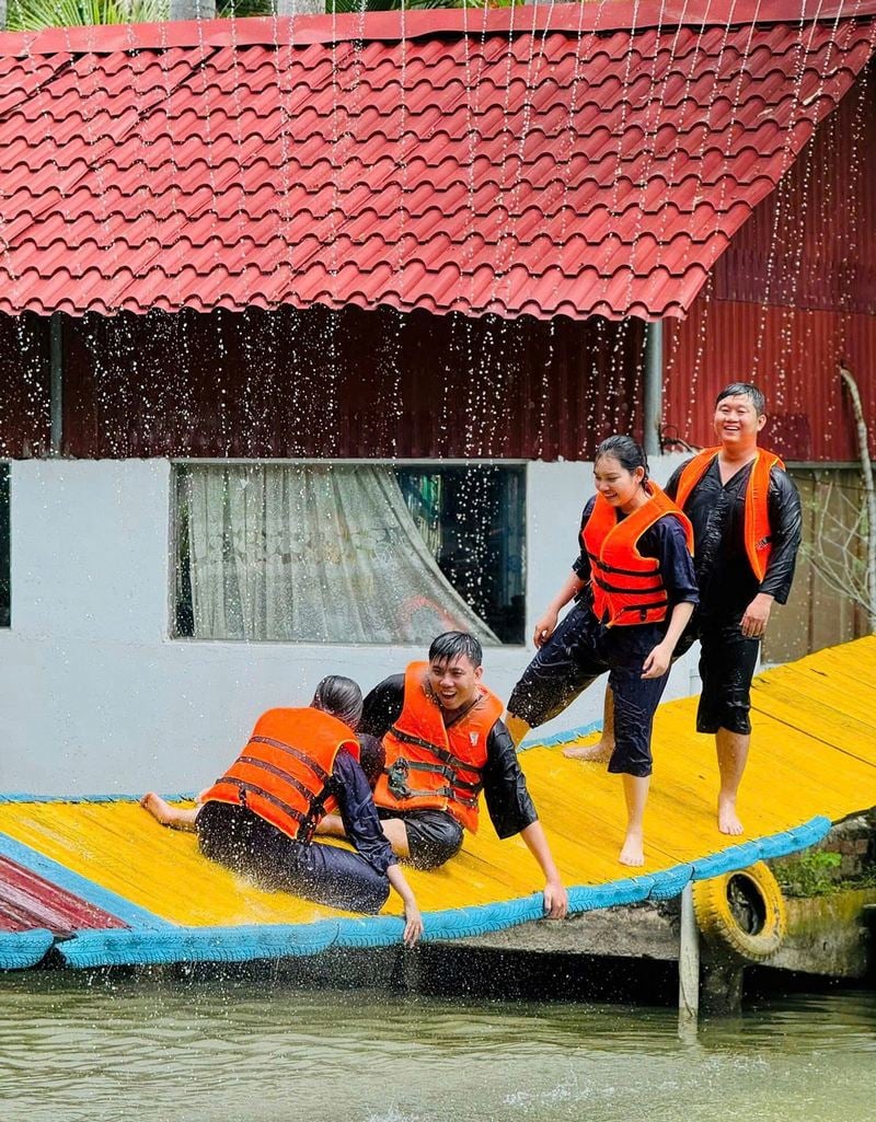 นักท่องเที่ยวเยี่ยมชมและสัมผัสประสบการณ์ในเมืองวิญลอง