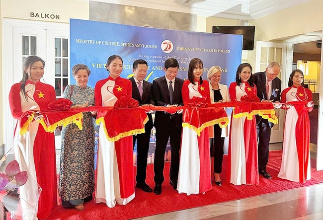 Chương trình nghệ thuật “Tinh hoa văn hóa Việt Nam”: Thắt chặt tình hữu nghị Việt Nam - Ba Lan - Ảnh 3.