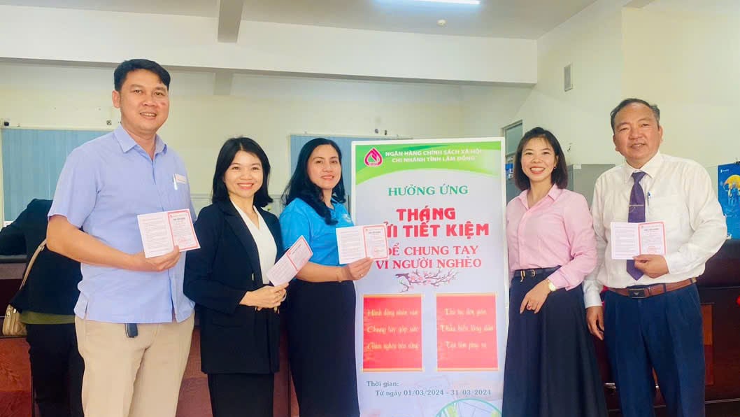 Phát động Tháng gửi tiết kiệm chung tay vì người nghèo, Ngân hàng CSXH đã tiếp nhận các tổ chức, cá nhân đăng ký gửi tiết kiệm