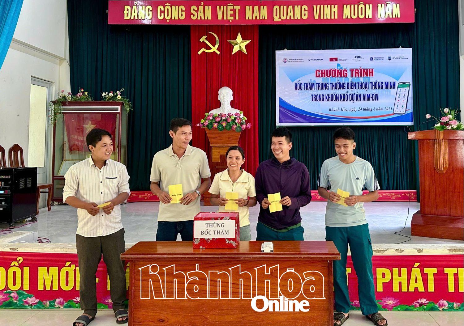 Người dân tham gia bốc thăm tại chương trình.