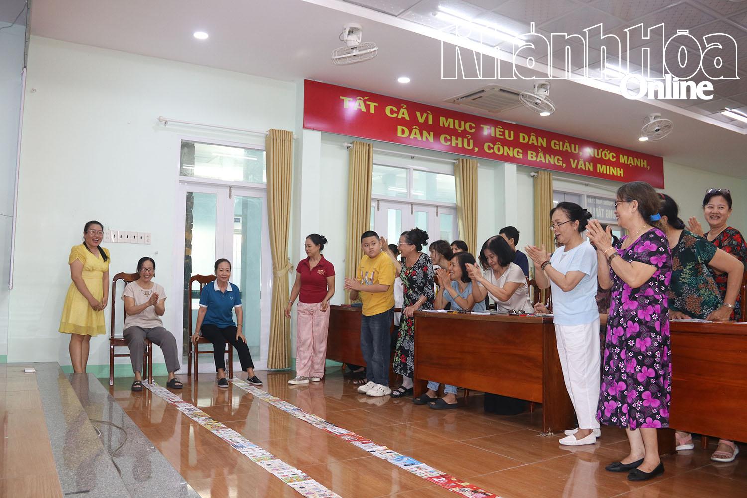 Bà còn thiết kế ra nhiều trò chơi thú vị để học viên tham gia ôn luyện từ vựng, câu, đối thoại...