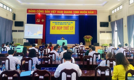 17ª sesión del Consejo Popular de la ciudad de Tay Ninh: Se aprobó la resolución para cambiar el nombre de 15 barrios en el nuevo distrito de Tan Ninh.