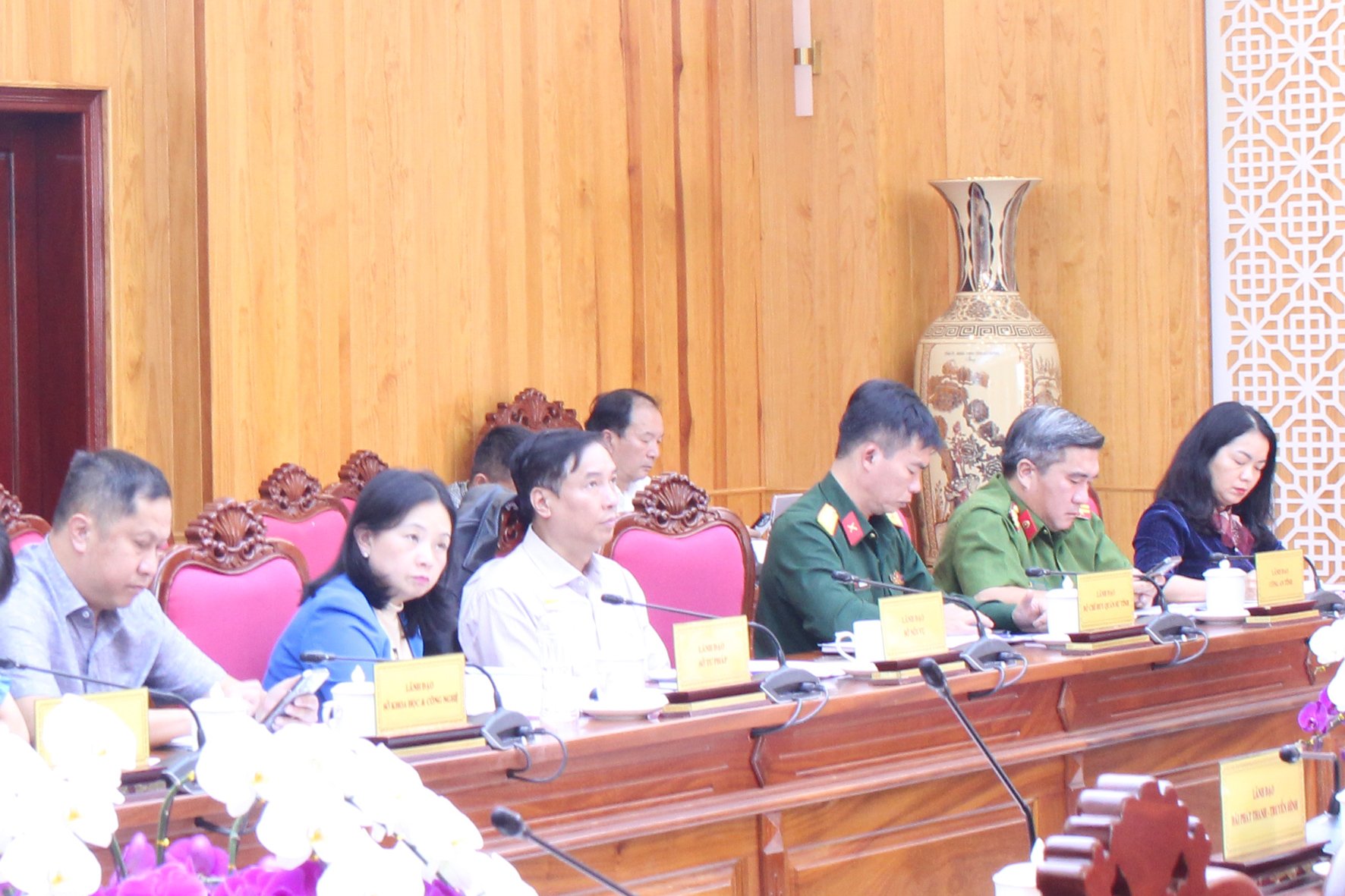 Đại diện lãnh đạo các sở, ngành, đơn vị tỉnh Lâm Đồng dự hội nghị trực tuyến của Chính phủ