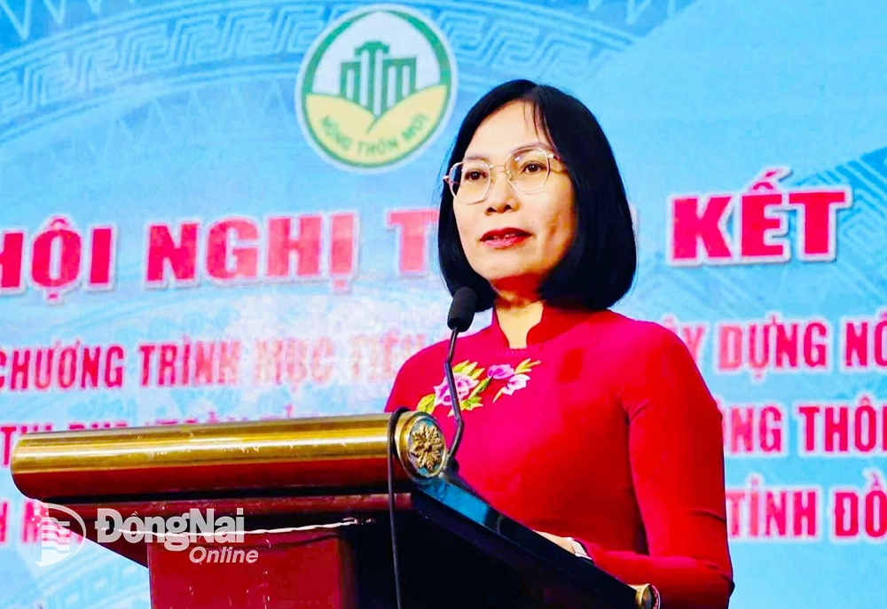 รองประธานคณะกรรมการประชาชนจังหวัดเหงียน ถิ ฮวง กล่าวสุนทรพจน์ในการประชุม ภาพโดย: B.Nguyen