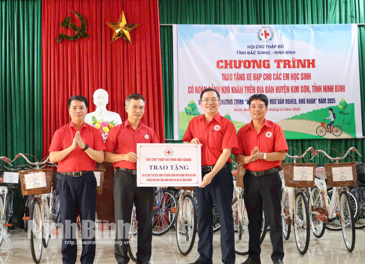 គណៈកម្មាធិការ​រៀបចំ​បាន​ប្រគល់​កង់​ចំនួន​៣០​ជូន​ដល់​សិស្សានុសិស្ស​ជួប​ការលំបាក​ក្នុង​ឃុំ​ឆ្នេរ​ចំនួន​៦​នៃ​ស្រុក​គឹម​សឹន​។
