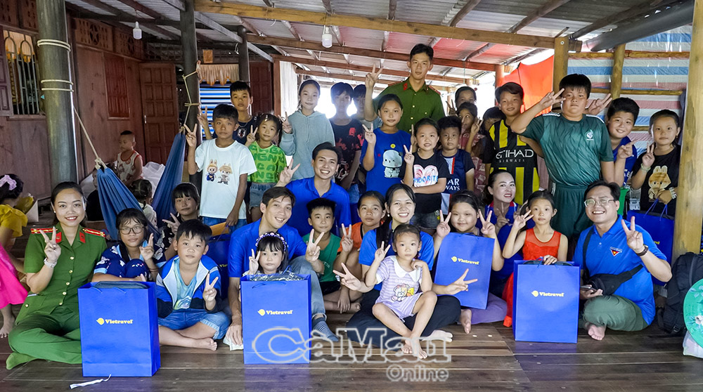 ឆ្នាំទី ៩ នៃការធ្វើដំណើរ “សាឡាងប្រកបដោយសុវត្ថិភាពសម្រាប់សិស្សតាមឆ្នេរសមុទ្រ” បានជួយសិស្សានុសិស្សចំនួន ២៩ នាក់បានទៅសាលារៀន ដោយទទួលបានថវិកាជាង ៨០ លានដុង។ រូបថត៖ THANH PHUC