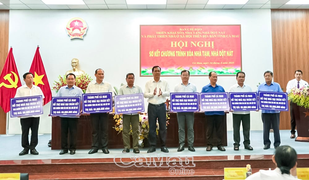 Tại Hội nghị sơ kết Chương trình xoá nhà tạm, nhà dột nát, TP Cà Mau đã hỗ trợ 8 huyện trong tỉnh, mỗi huyện 1 căn nhà trị giá 60 triệu đồng.