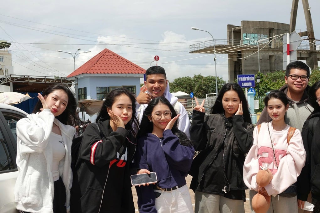 Gần 150 học sinh xã đảo vượt biển dự thi tốt nghiệp THPT 2025 - 1